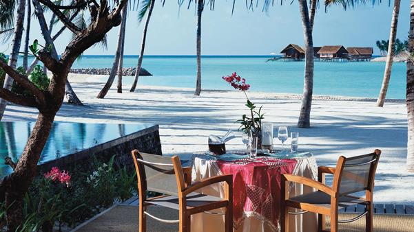 Reethi Rah resort, al fresco dining on the beach