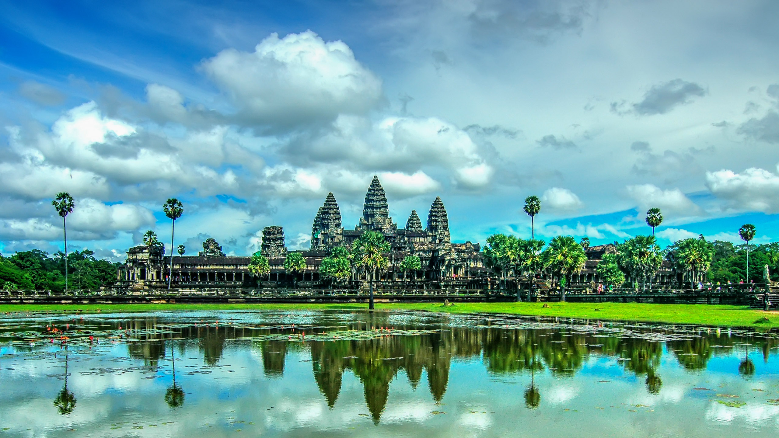 Faces of Angkor | Photographing the divine devata of Angkor